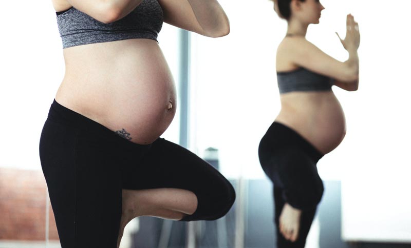 Control de peso en el embarazo. Embarazada practicando deporte.